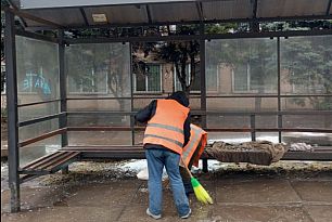 В Кривом Роге в очередной раз разбили стекло на остановке транспорта