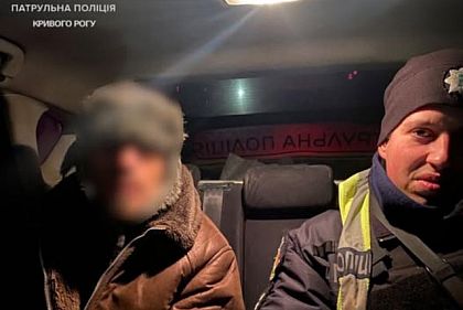 Не помнил, где живет: криворожские патрульные помогли мужчине, который замерзал ночью