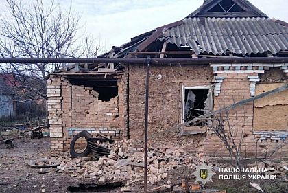 Три снаряда возле дома — полицейские помогли семье из Никопольщины выехать из-под обстрелов