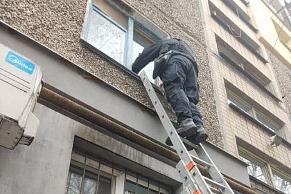 В Каменском полицейские спасли 92-летнюю женщину, которая упала в квартире