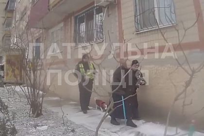 Патрульные Кривого Рога помогли пожилой женщине, упавшей во время выгула собаки