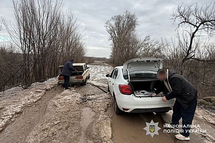 На Криворіжжі поліцейський допоміг водіям, які застрягли на проблемній ділянці дороги