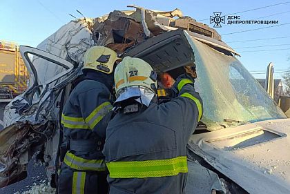 В Днепропетровской области спасатели деблокировали женщину из автомобиля после ДТП