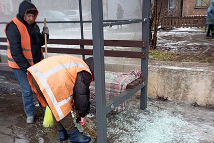 В Кривом Роге в очередной раз повредили стеклянный павильон на остановке