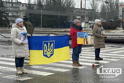 Криворіжці провели хвилину мовчання, приурочену до роковин повномасштабного вторгнення