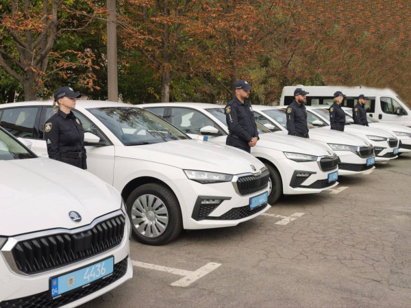 Полицейские Кривого Рога стоят рядом с новыми служебными автомобилями Skoda, приобретенными за средства городского бюджета