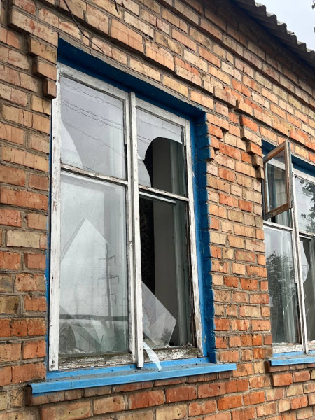 Розбите вікно цегляного будинку в селі Мар'янське Криворізького району внаслідок російських атак