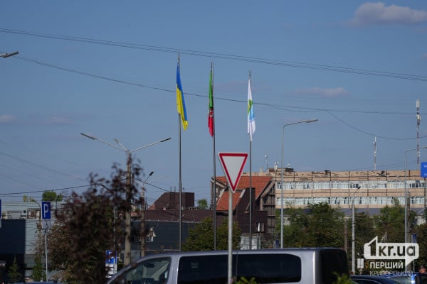 Флаги Украины, Кривого Рога и Саксаганского района возле здания ресурсного центра