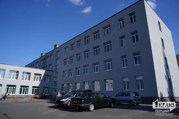Новые металлопластиковые окна и двери в здании Саксаганского ресурсного центра