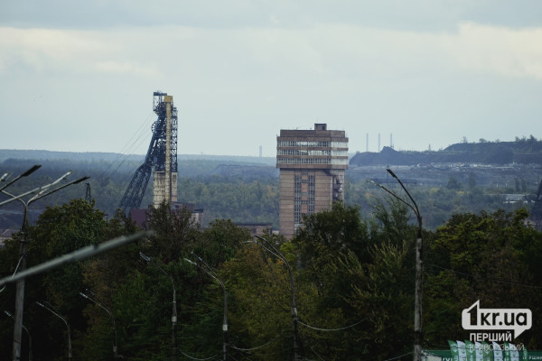 Промышленные предприятия Кривого Рога на фоне городского ландшафта