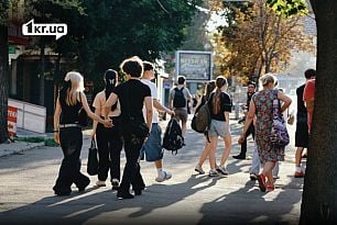 Криворожане идут по тротуару одной из улиц города
