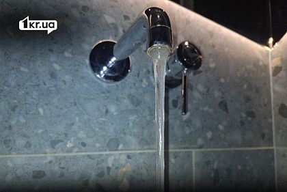 Вода течет из открытого крана