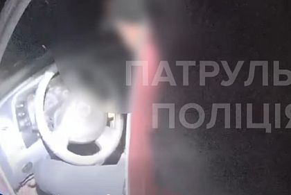 Патрульные полицейские помогли водителю, у которого закончился бензин на трассе Н-11 под Кривым Рогом