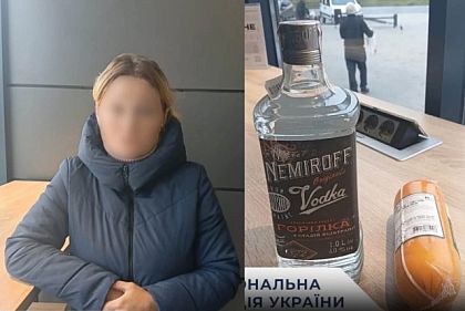 Подозреваемая, которая пыталась украсть бутылку водки и колбасу
