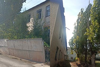 Запущенная территория возле детского ПНД в Кривом Роге