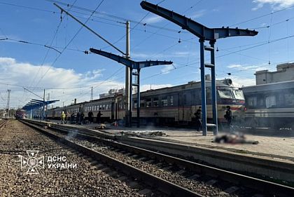 железнодорожный вокзал после вражеской атаки