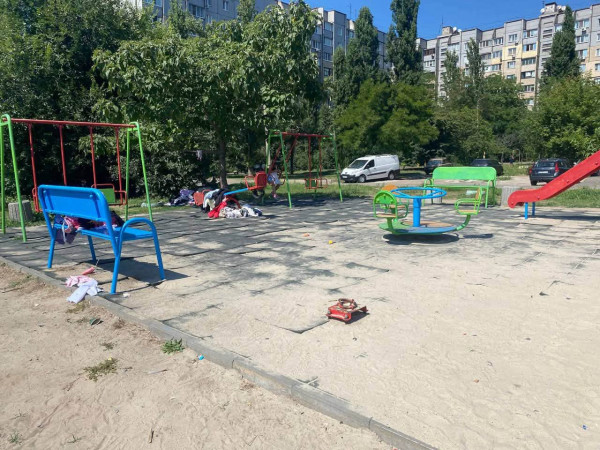 детскую площадку в Кривом Роге забросали подержанной одеждой б/у одежда