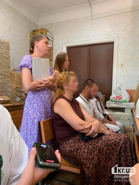 стоять — спеціалістки з міськради, сидять — підсудні стоять — спеціалістки з міськради, сидять — підсудні
