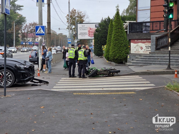 Полицейские на месте ДТП с участием автомобиля Audi и мотоцикла на проспекте Мира в Кривом Роге