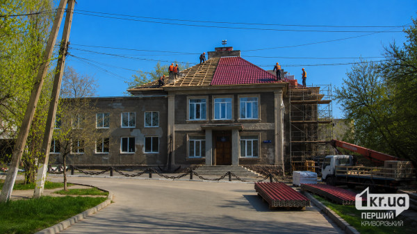 Ремонт кровли здания «Клуба юных моряков» в Кривом Роге (AI generated) Визуализация ремонта кровли здания «Клуба юных моряков»: на крыше работают строители, монтируют новое кровельное покрытие и выполняют ремонтные работы.