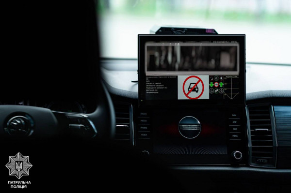 Як фантомні патрулі вимірюють швидкість автомобілів Система автоматичної фіксації та вимірювання швидкості в автомобілі фантомного патруля поліції