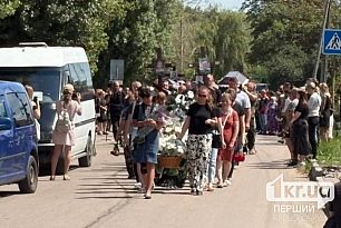 На Криворожье простились с членами семьи, которые погибли из-за ракетного удара по Радушному