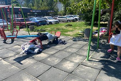 Купи брудного одягу на гойдалці: криворіжців закликають не захаращувати дитячі майданчики