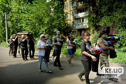 У Кривому Розі провели в останню путь загиблого захисника Валерія Капітоненка