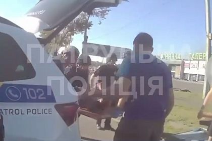 Оказывали помощь в момент взрыва: кадры первых минут после атаки на «Солнечную Галерею» в Кривом Роге