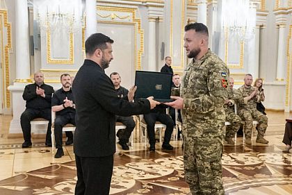 Владимир Зеленский вручает командиру батальона «Rugby Team» 129 бригады Евгению Дудке Крест боевых заслуг