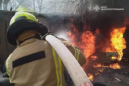 Криворізькі рятувальники ліквідували пожежу в гаражному боксі