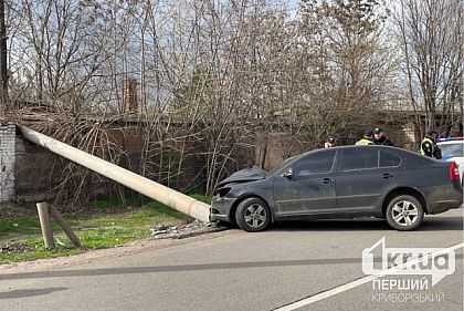 У Кривому Розі водій врізався у придорожній стовп