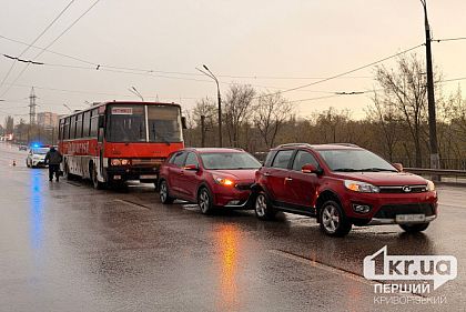У Кривому Розі зіштовхнулися автобус та дві автівки – що стало причиною аварії