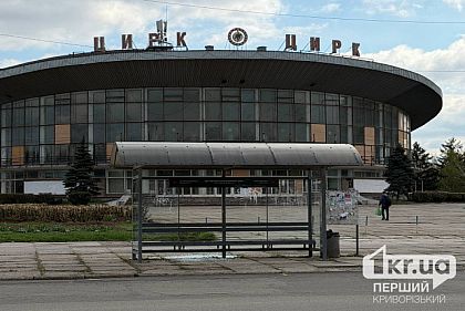 Вандалізм біля цирку: у Кривому Розі невідомі потрощили зупинку громадського транспорту