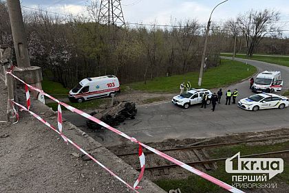 У Кривому Розі під час аварії автівка вилетіла з моста на проїжджу частину