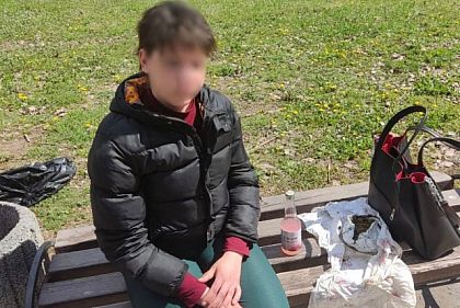 Правоохоронці виявили ймовірні наркотики у криворожанки, яка вживала алкоголь у парку