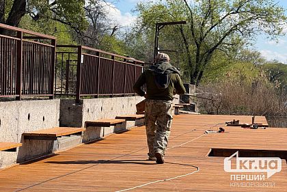 Ремонт палуби: у криворізькому парку тривають роботи в зоні відпочинку біля річки