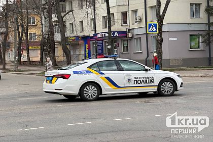 Кричала про допомогу: криворізькі патрульні допомогли жінці похилого віку