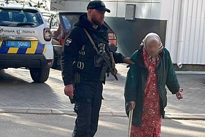 Не пам’ятала, де живе: криворізькі патрульні допомогли загубленій жінці повернутися додому