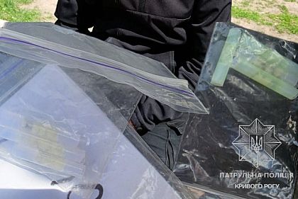 7 трубочок із білою речовиною: у Кривому Розі затримали чоловіка з ймовірними наркотиками