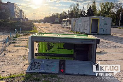 У Кривому Розі перевернули біотуалет, встановлений біля укриття неподалік цирку