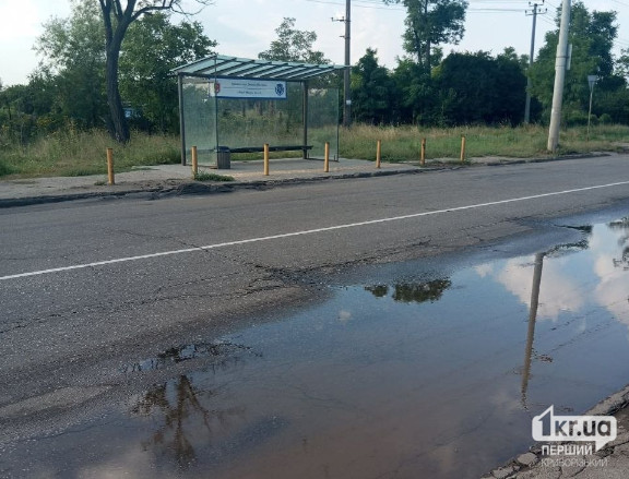 вода течет по улице