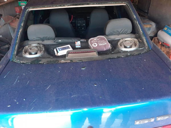 Пошкоджений автомобіль із вибитим склом після атаки на Мар’янське