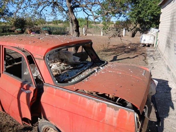 Пошкоджений автомобіль після російської атаки на село Мар’янське