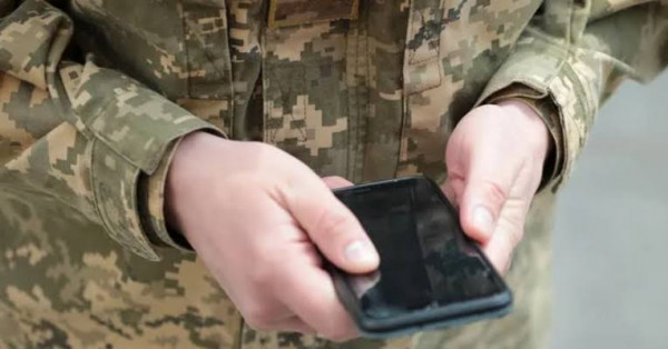 військовий з телефоном