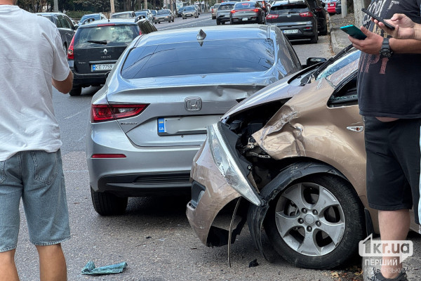 Поврежденные Honda и Kia после ДТП на проспекте Мира в Кривом Роге