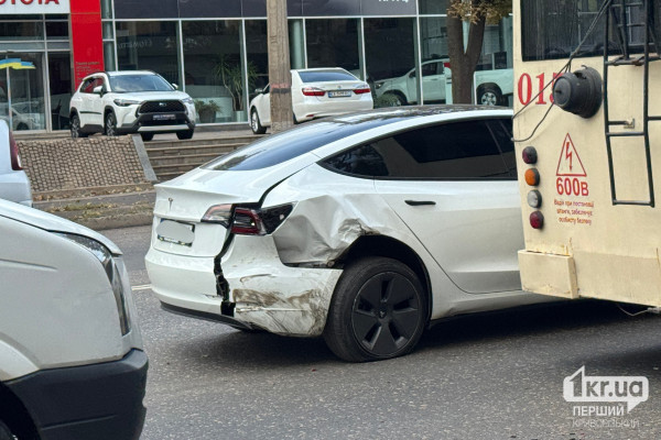 Поврежденная Tesla после ДТП на проспекте Мира в Кривом Роге