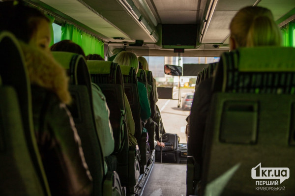 пассажиры в автобусе
