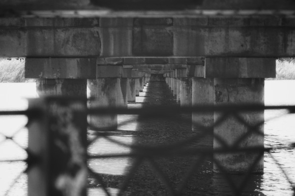 Промышленный Кривой Рог — вид через водоем