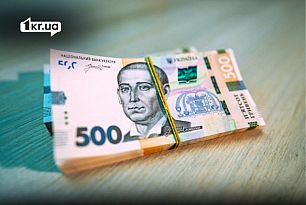Пачка украинских банкнот номиналом 500 гривен на столе